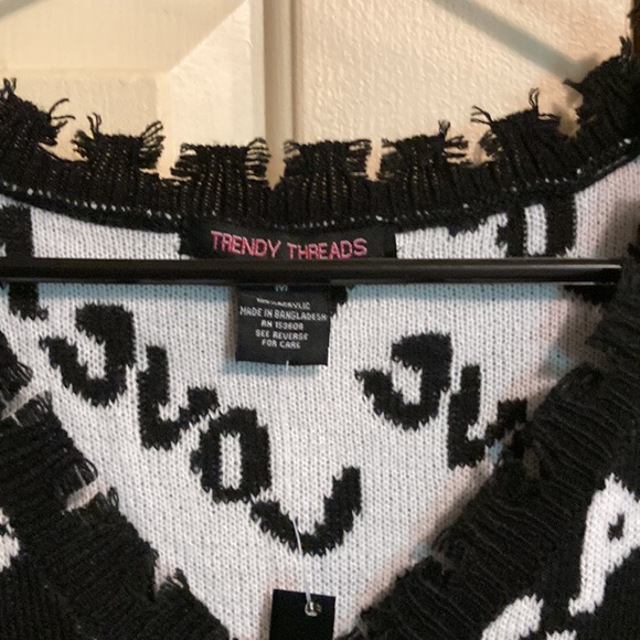 Trendy threads Love raw edges sweater size M - Picture 3 of 7